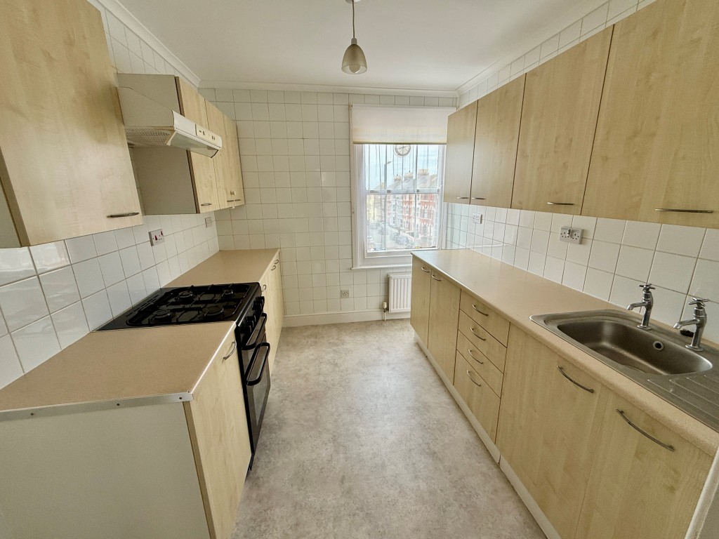 Lot: 100 - SUBSTANTIAL CORNER PROPERTY WITH POTENTIAL - Second floor - kitchen